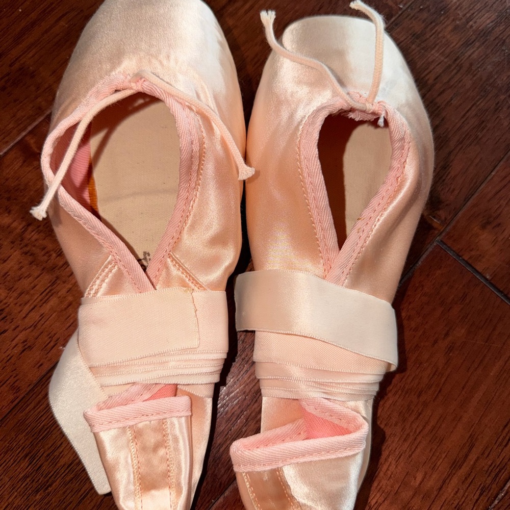 Chacott Satin Dance Shoes in Light Pink- Pointe Shoes size 39 US 8.5